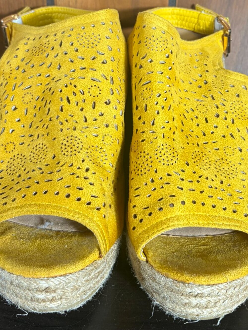 Refresh Yellow Laser Cut Wedge Heel Peep Toe Sandals Womens Sz 8.5 - EUC